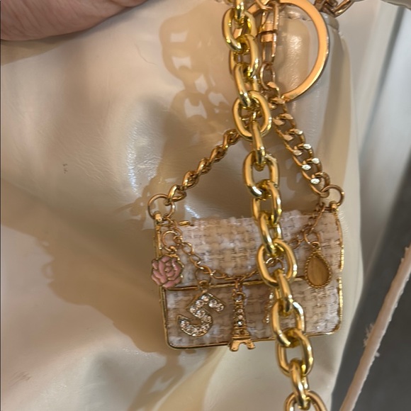 Elegant Cream Handbag with Gold Chain - Picture 2 of 3